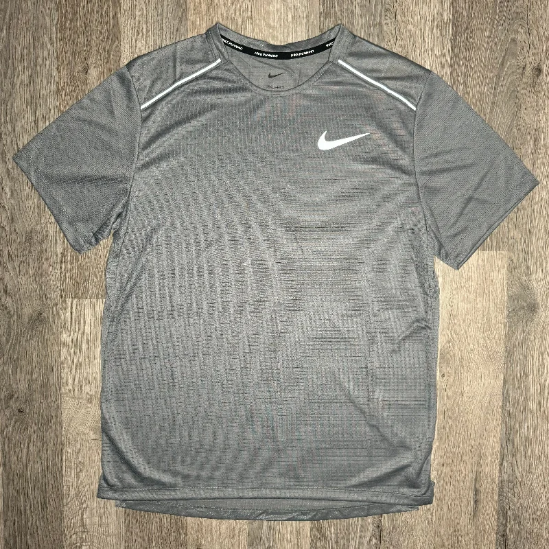 Men's ribbed t - shirts with a textured finish for added styleNike Miler Tee Stone Grey Men's ribbed t - shirts with a textured finish for added styleNike Miler Tee Stone Grey