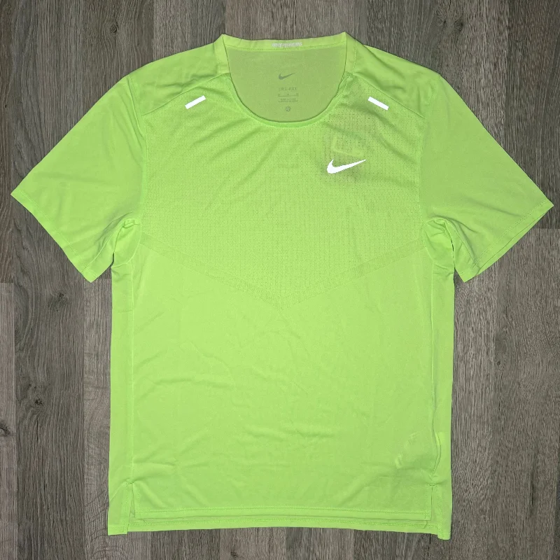 Men's UV - protection t - shirts for outdoor activities in the sunNike Techknit Tee Ghost Green Men's UV - protection t - shirts for outdoor activities in the sunNike Techknit Tee Ghost Green